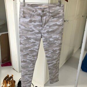 NWOT High rise camo Levi pants